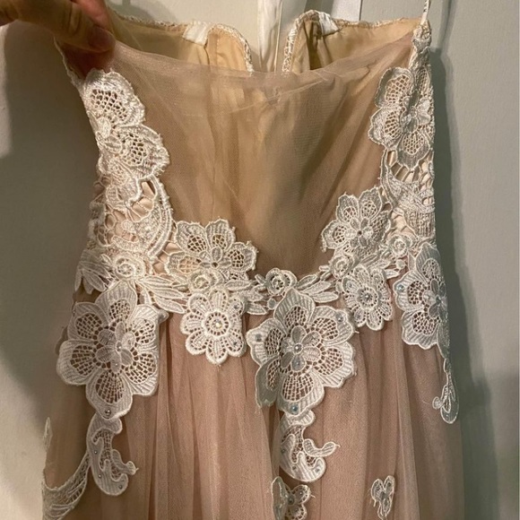 Women’s Gown - Picture 6 of 9